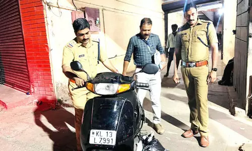 ന​ഗ​ര​ത്തി​ൽ മാ​ലി​ന്യം ത​ള്ളി മൂ​ന്നു​പേ​ർ​ക്കെ​തി​രെ കേ​സ്; സ്കൂ​ട്ട​റും പി​ടി​കൂ​ടി