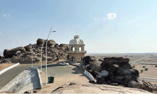 അ​പൂ​ർ​വ​ കാ​ഴ്​​ച​യാ​യി യാം​ബു അ​ൽ​ന​ഖ്‌​ലി​ലെ ‘മൂ​ൺ മൗ​ണ്ട​ൻ’​