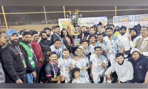 മ​ല​പ്പു​റം ജി​ല്ല കെ.​എം.​സി.​സി ഫൈ​വ്സ് ഫു​ട്ബാ​ൾ; വി​ജ​യ് മ​സാ​ല ട്രോ​ഫി കാ​ളി​കാ​വി​ന്