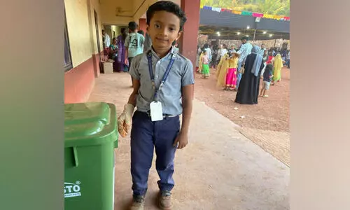 സ്കൂൾ പരിസരം വൃത്തിയാക്കി; പ്രതീക്ഷയായി ഈ കൊച്ചുമിടുക്കൻ സ്കൂൾ പരിസരം വൃത്തിയാക്കി; പ്രതീക്ഷയായി ഈ കൊച്ചുമിടുക്കൻ