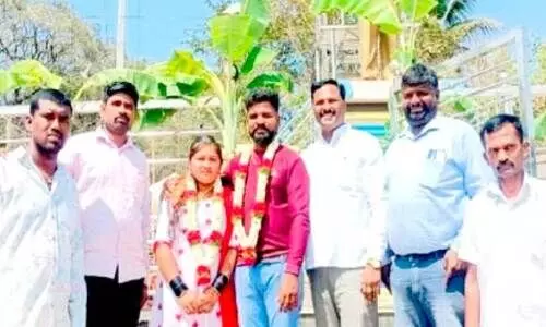 അം​ബേ​ദ്ക​ർ പ്ര​തി​മ​ക്ക് മു​ന്നി​ൽ ല​ളി​ത ദ​ലി​ത് വി​വാ​ഹം