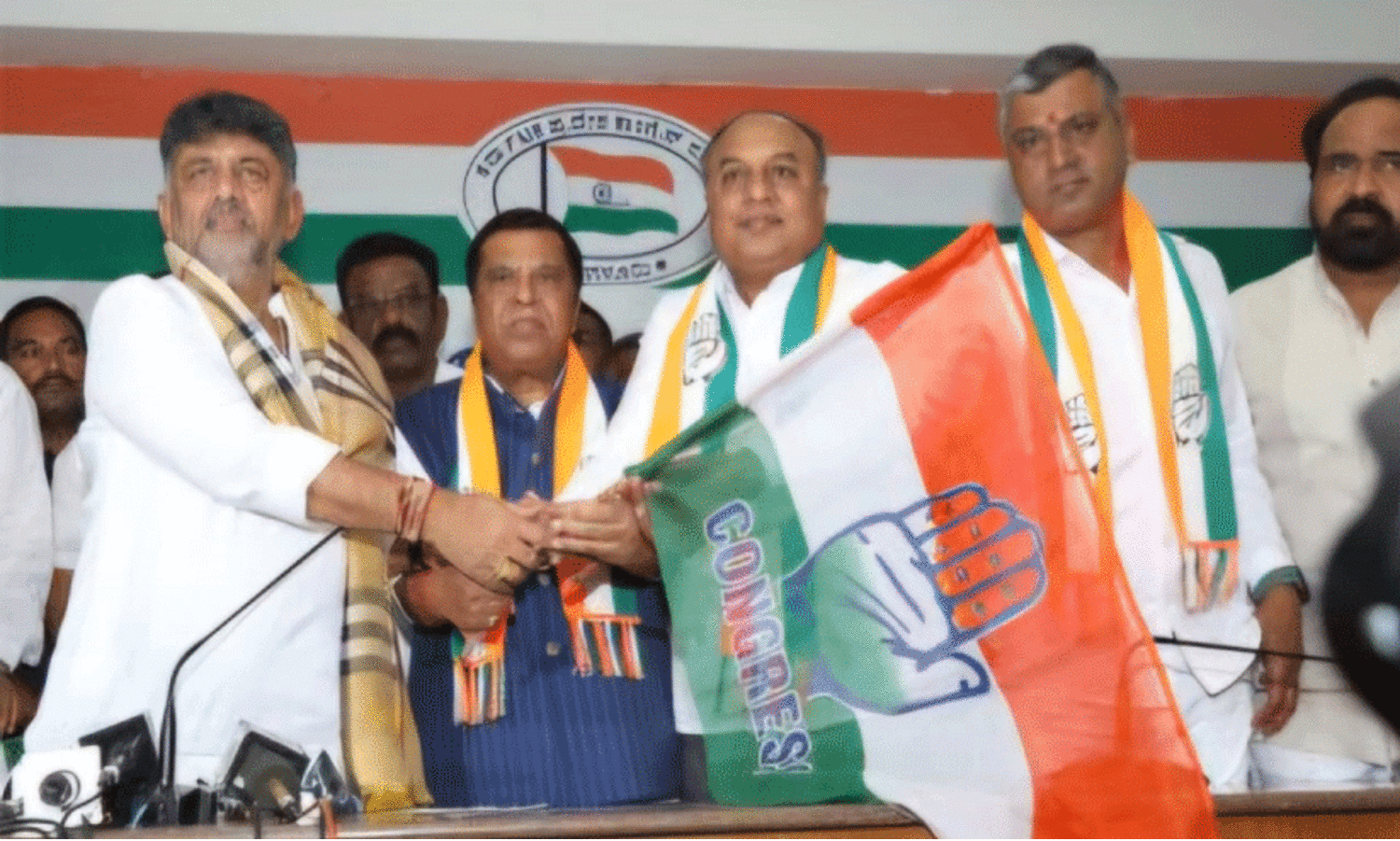 എ​ൽ.​ആ​ർ ശി​വ​ഗൗ​ഡ​യും മ​ക​നും കോ​ൺ​ഗ്ര​സി​ൽ തി​രി​ച്ചെ​ത്തി