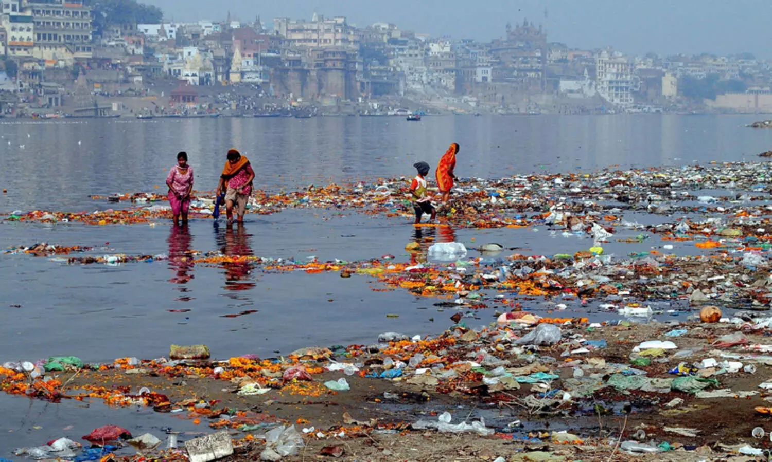 ഗംഗ അതീവ ഗുരുതരാവസ്ഥയിൽ;   മേൽപ്പരപ്പിൽ പോലും പ്ലാസ്റ്റിക് മാലിന്യമെന്ന് ഗവേഷകർ