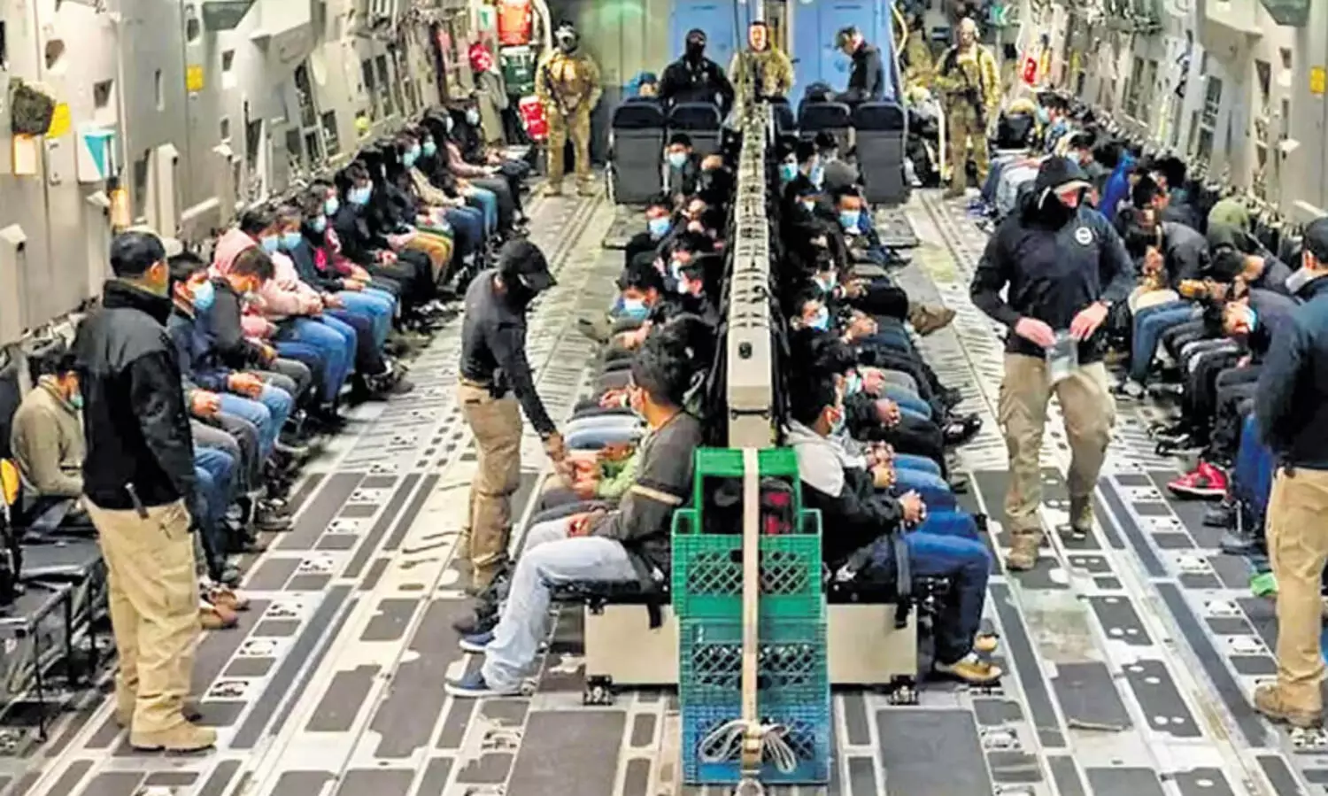 സിഖുകാരുടെ തലപ്പാവഴിപ്പിച്ചു, സീറ്റിൽ ചങ്ങലക്കിട്ടു; അമേരിക്കയുടെ നാടുകടത്തൽ രീതിയിൽ പ്രതിഷേധം