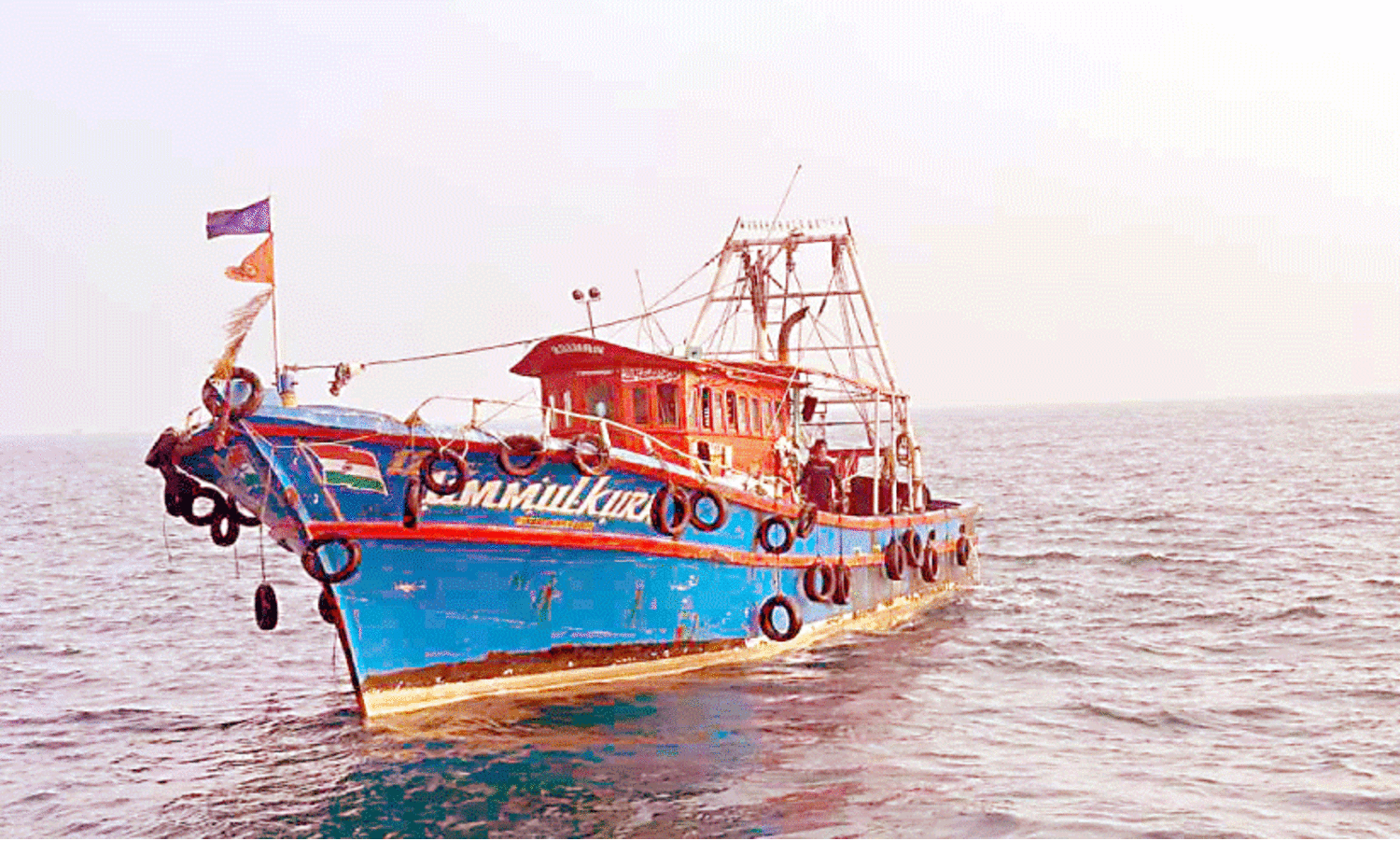 എൻജിൻ തകരാർ; കടലിൽ ഒഴുകി നടന്ന ബോട്ടിലെ 11 തൊഴിലാളികളെ രക്ഷപ്പെടുത്തി