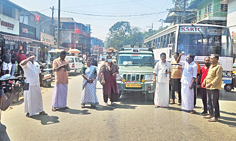 കടുവ ഭീതി; റോഡ് ഉപരോധിച്ചു