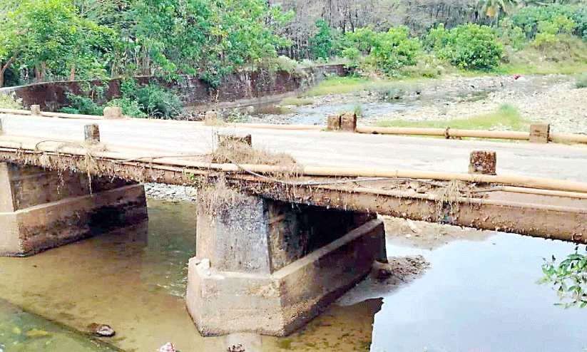 പഴക്കം അര നൂറ്റാണ്ട്; തകർച്ച ഭീതിയിൽ മാമ്പറ്റ പാലം പഴക്കം അര നൂറ്റാണ്ട്; തകർച്ച ഭീതിയിൽ മാമ്പറ്റ പാലം