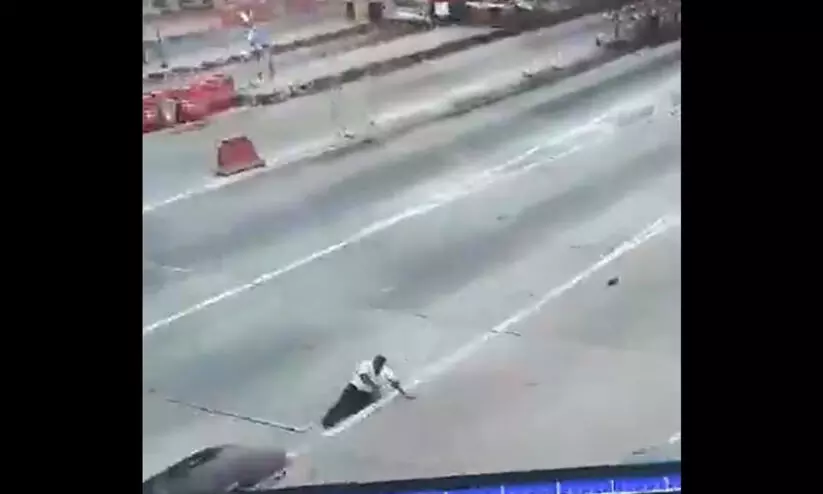 ഓവർടേക്കിംങിനെച്ചൊല്ലി തർക്കം; യുവാവിനെ 50 മീറ്റർ കാറിൽ വലിച്ചിഴച്ചു -വിഡിയോ ഓവർടേക്കിംങിനെച്ചൊല്ലി തർക്കം; യുവാവിനെ 50 മീറ്റർ കാറിൽ വലിച്ചിഴച്ചു -വിഡിയോ