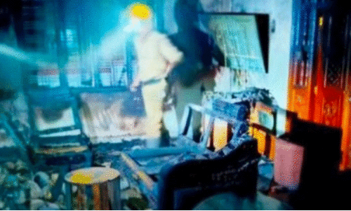 ചാ​ർ​ജ് ചെ​യ്യു​ന്ന​തി​നി​ടെ മൊ​ബൈ​ൽ ഫോ​ൺ പൊ​ട്ടി​ത്തെ​റി​ച്ച് ഇ​രു​നി​ല വീ​ട് ക​ത്തി​ന​ശി​ച്ചു