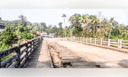 അക്കരെയിക്കരെ നിന്നാലെങ്ങനെ റോഡ്​ തീരും...?