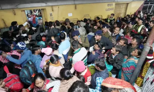 പ്ലാറ്റ്ഫോം മാറ്റിയിട്ടില്ല: തിക്കിലും തിരക്കിലുംപെട്ട് 18 പേർ മരിച്ചതിൽ വിശദീകരണവുമായി റെയിൽവേ