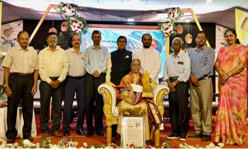 ആ​ലി​സ് ഫെ​ർ​ണാ​ണ്ട​സി​ന് കൊ​ങ്ക​ണി സാ​ഹി​ത്യ അ​വാ​ർ​ഡ് സ​മ്മാ​നി​ച്ചു