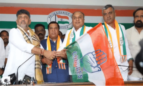 എ​ൽ.​ആ​ർ ശി​വ​ഗൗ​ഡ​യും മ​ക​നും കോ​ൺ​ഗ്ര​സി​ൽ തി​രി​ച്ചെ​ത്തി