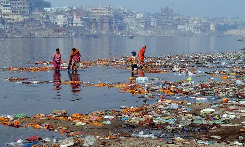 ഗംഗ അതീവ ഗുരുതരാവസ്ഥയിൽ;   മേൽപ്പരപ്പിൽ പോലും പ്ലാസ്റ്റിക് മാലിന്യമെന്ന് ഗവേഷകർ