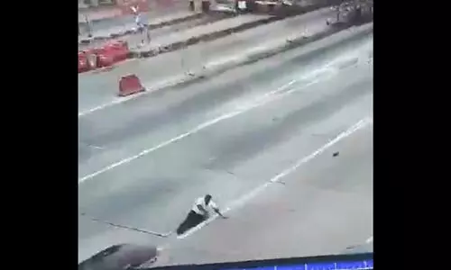 ഓവർടേക്കിംങിനെച്ചൊല്ലി തർക്കം; യുവാവിനെ 50 മീറ്റർ കാറിൽ വലിച്ചിഴച്ചു -വിഡിയോ