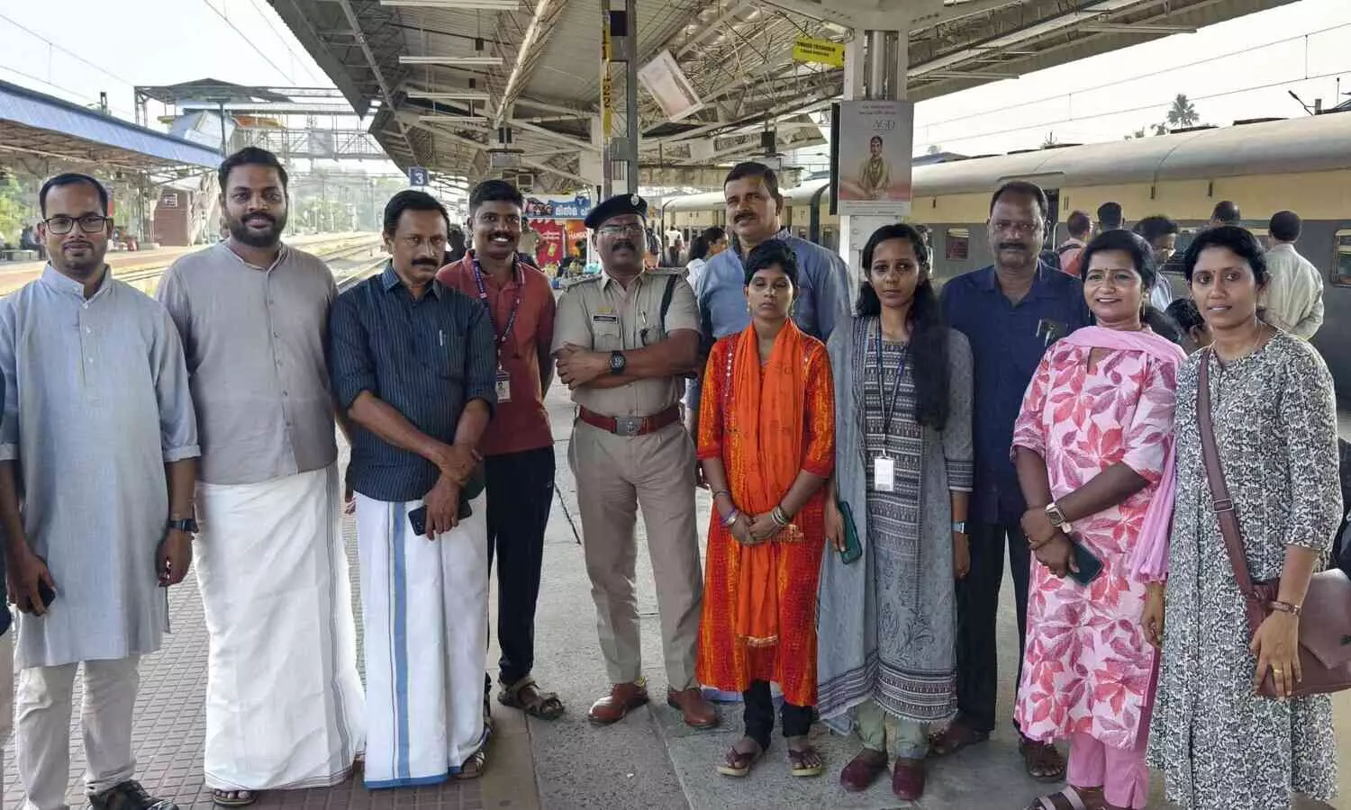 ഓർമ നഷ്ടപെട്ട് വഴി തെറ്റിയെത്തിയ തെലുങ്കാന സ്വദേശിനി ജന്മ നാട്ടിലേക്ക്; യാത്രയാക്കി ഗാന്ധിഭവന്‍ കുടുംബം