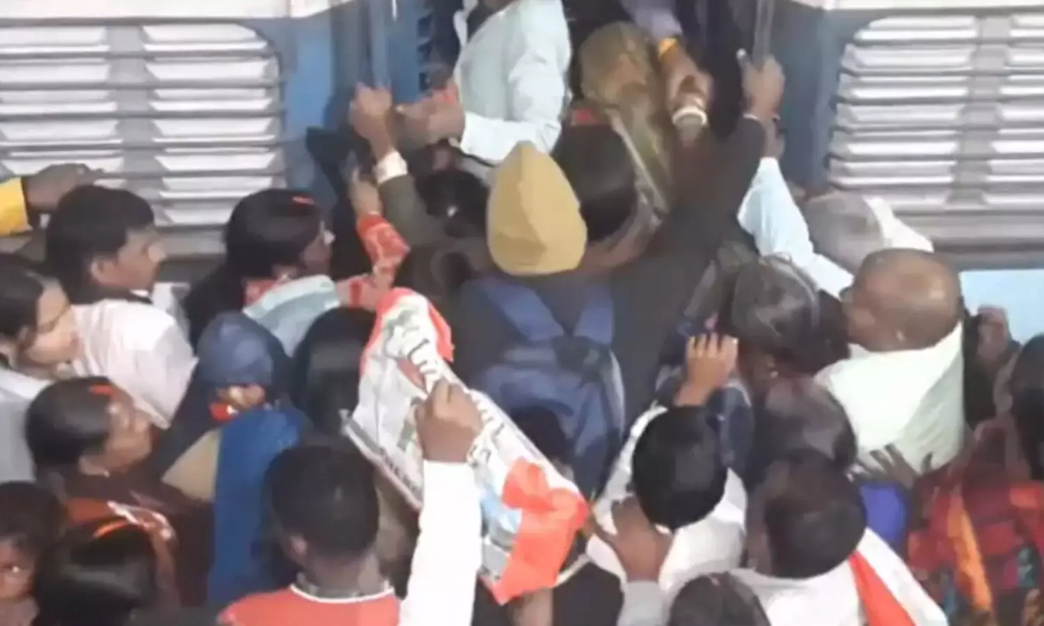 ബിഹാറിൽ കും​ഭമേള ട്രെയിനിൽ കയറാൻ വൻ തിരക്ക്; നിയന്ത്രിക്കാൻ സംവിധാനമില്ല -വിഡിയോ