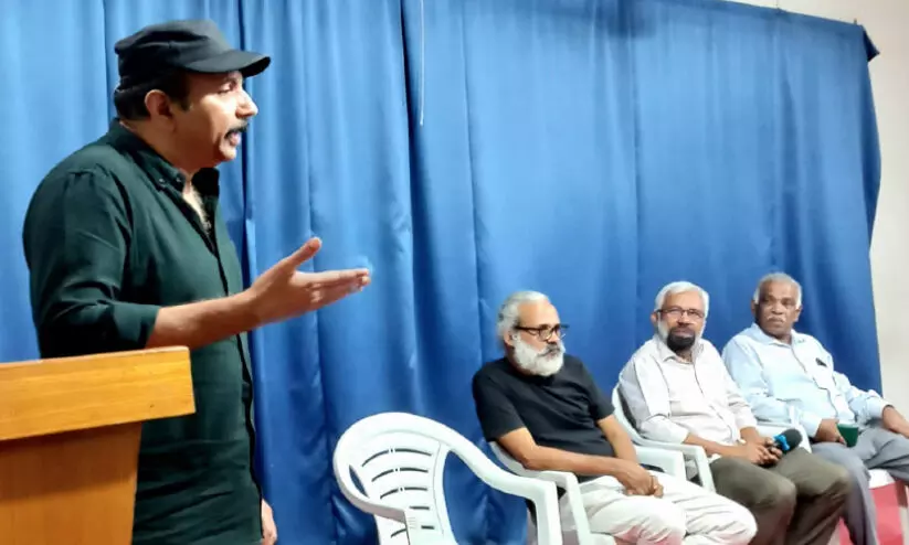 നളിനകാന്തി പ്രദർശിപ്പിച്ചു നളിനകാന്തി പ്രദർശിപ്പിച്ചു