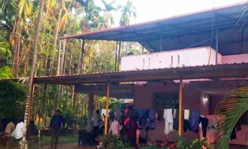 പ​ട്ടാ​പ്പ​ക​ൽ വീ​ട് കൊ​ള്ള​യ​ടി​ച്ചു