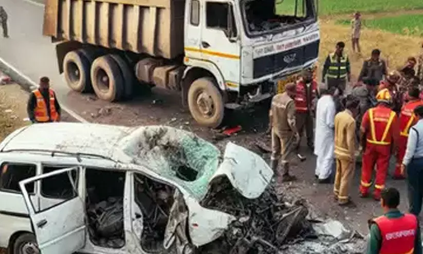 മധ്യപ്രദേശിൽ ട്രക്ക് വാനിലിടിച്ച് അഞ്ചു പേർ മരിച്ചു; 20 പേർക്ക് പരിക്കേറ്റു മധ്യപ്രദേശിൽ ട്രക്ക് വാനിലിടിച്ച് അഞ്ചു പേർ മരിച്ചു; 20 പേർക്ക് പരിക്കേറ്റു