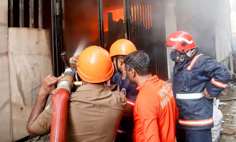 കൊ​ക്കാ​ലെ​യി​ൽ മൊ​ത്ത​വ്യാ​പാ​ര കേ​ന്ദ്ര​ത്തി​ൽ തീ​പി​ടി​ത്തം