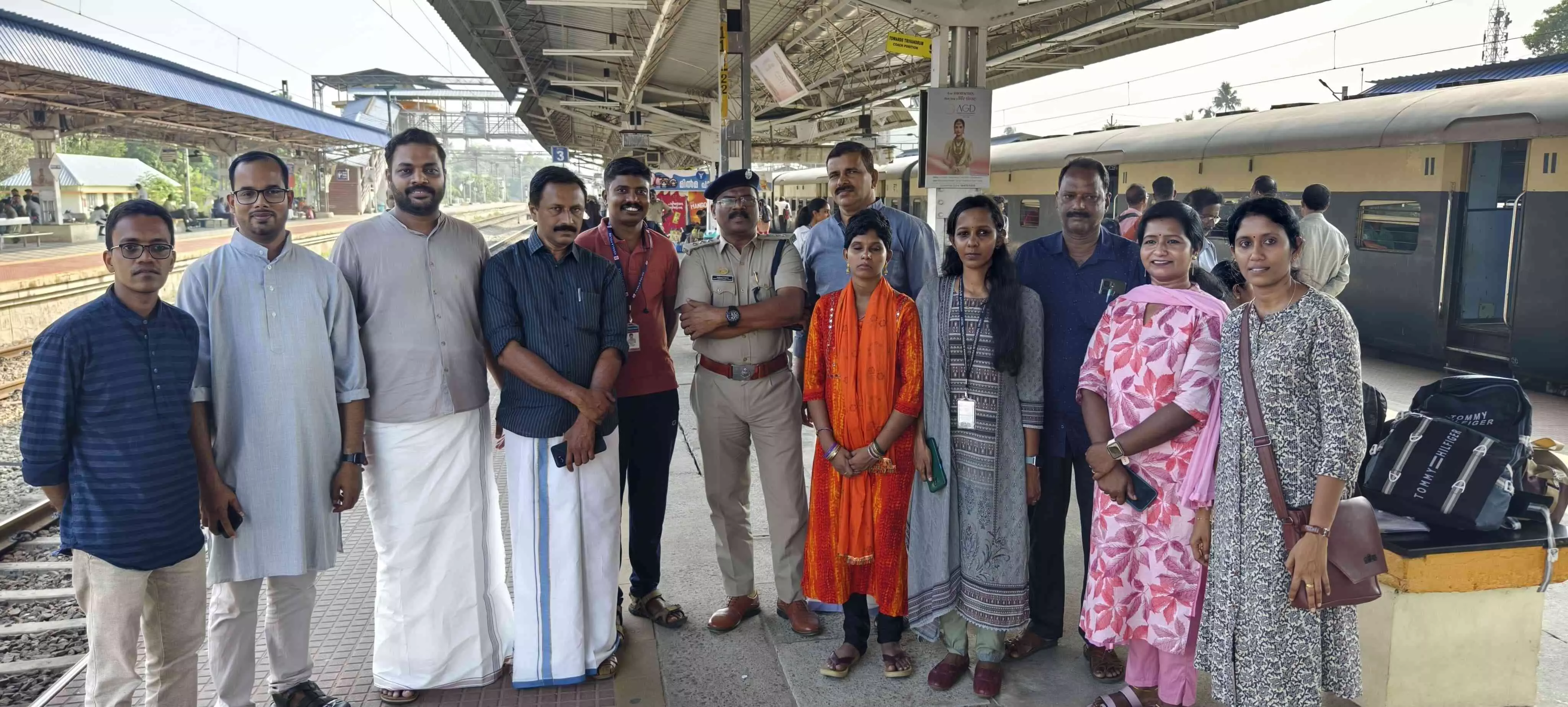 ഓർമ നഷ്ടപെട്ട് വഴി തെറ്റിയെത്തിയ തെലുങ്കാന സ്വദേശിനി ജന്മ നാട്ടിലേക്ക്; യാത്രയാക്കി ഗാന്ധിഭവന് കുടുംബം ഓർമ നഷ്ടപെട്ട് വഴി തെറ്റിയെത്തിയ തെലുങ്കാന സ്വദേശിനി ജന്മ നാട്ടിലേക്ക്; യാത്രയാക്കി ഗാന്ധിഭവന് കുടുംബം