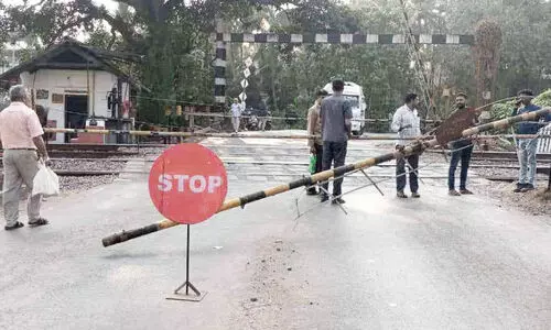 നടാൽ ഗേറ്റിൽ ലോറിയിടിച്ചു; ഗതാഗതം താളംതെറ്റി