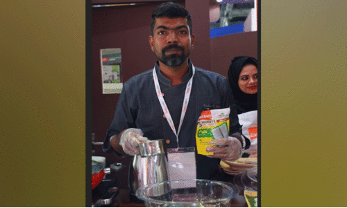 അ​ഞ്ച് മി​നി​റ്റി​ൽ പു​ട്ട്​ റെ​ഡി; കി​ടി​ല​ൻ പു​ട്ടു​പൊ​ടി​യു​മാ​യി ഈ​സ്​​റ്റേ​ൺ