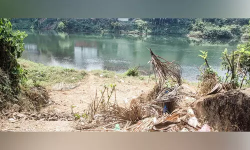 മാലിന്യ കേന്ദ്രമായി കൊച്ചങ്ങാടി കടവ്