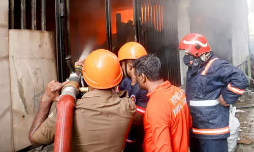 കൊ​ക്കാ​ലെ​യി​ൽ മൊ​ത്ത​വ്യാ​പാ​ര കേ​ന്ദ്ര​ത്തി​ൽ തീ​പി​ടി​ത്തം