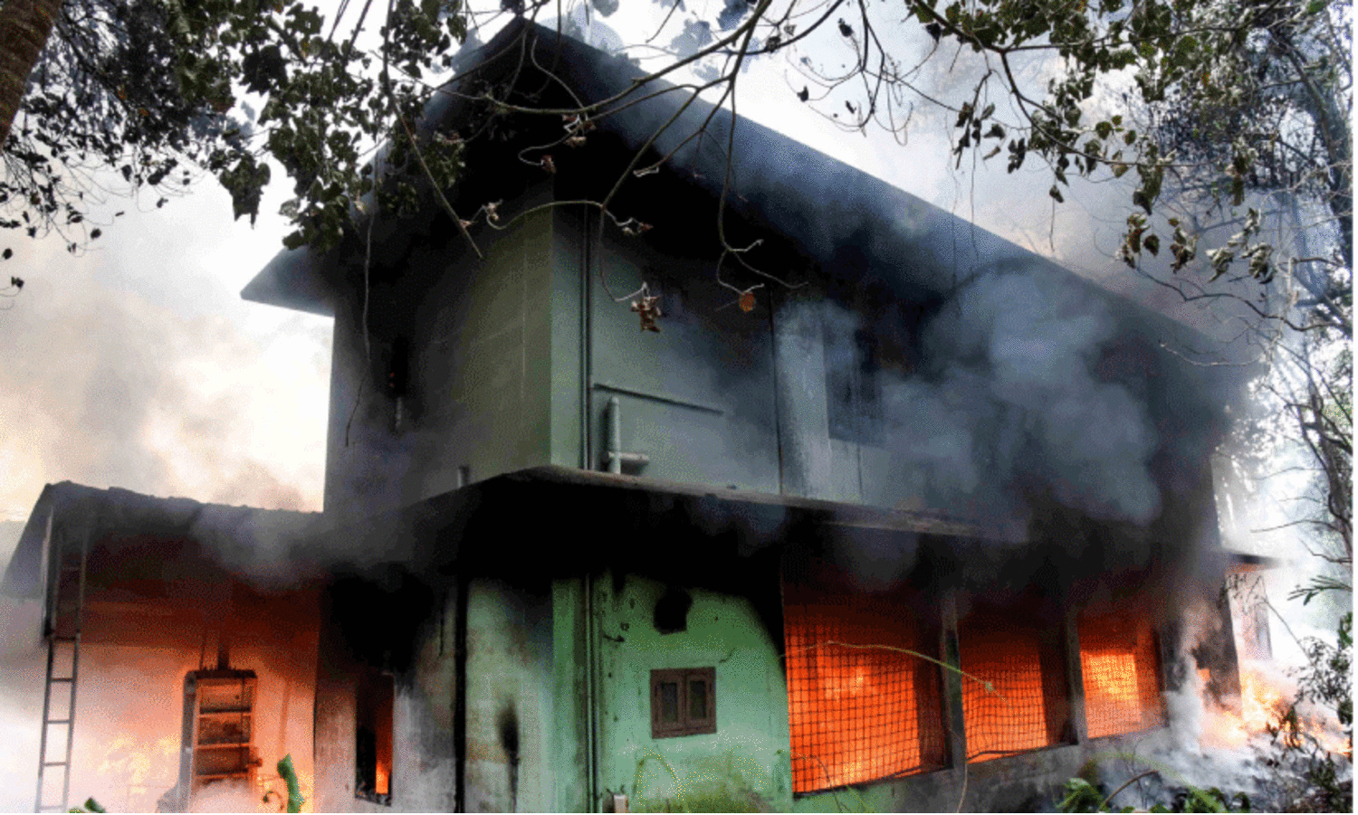 നൂ​റാ​ടി​യി​ലെ എം.​സി.​എ​ഫ് ക​ത്തി​യ​മ​ർ​ന്നു