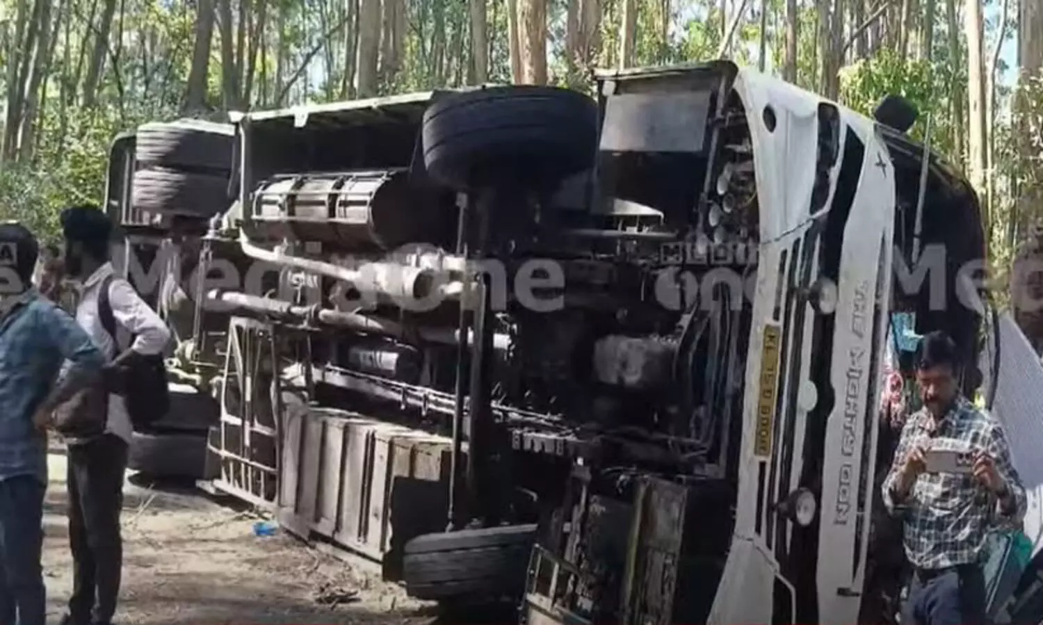 മൂന്നാറിൽ ടൂറിസ്റ്റ് ബസ് മറിഞ്ഞ് മൂന്ന്​ കോളജ് വിദ്യാർഥികൾ മരിച്ചു