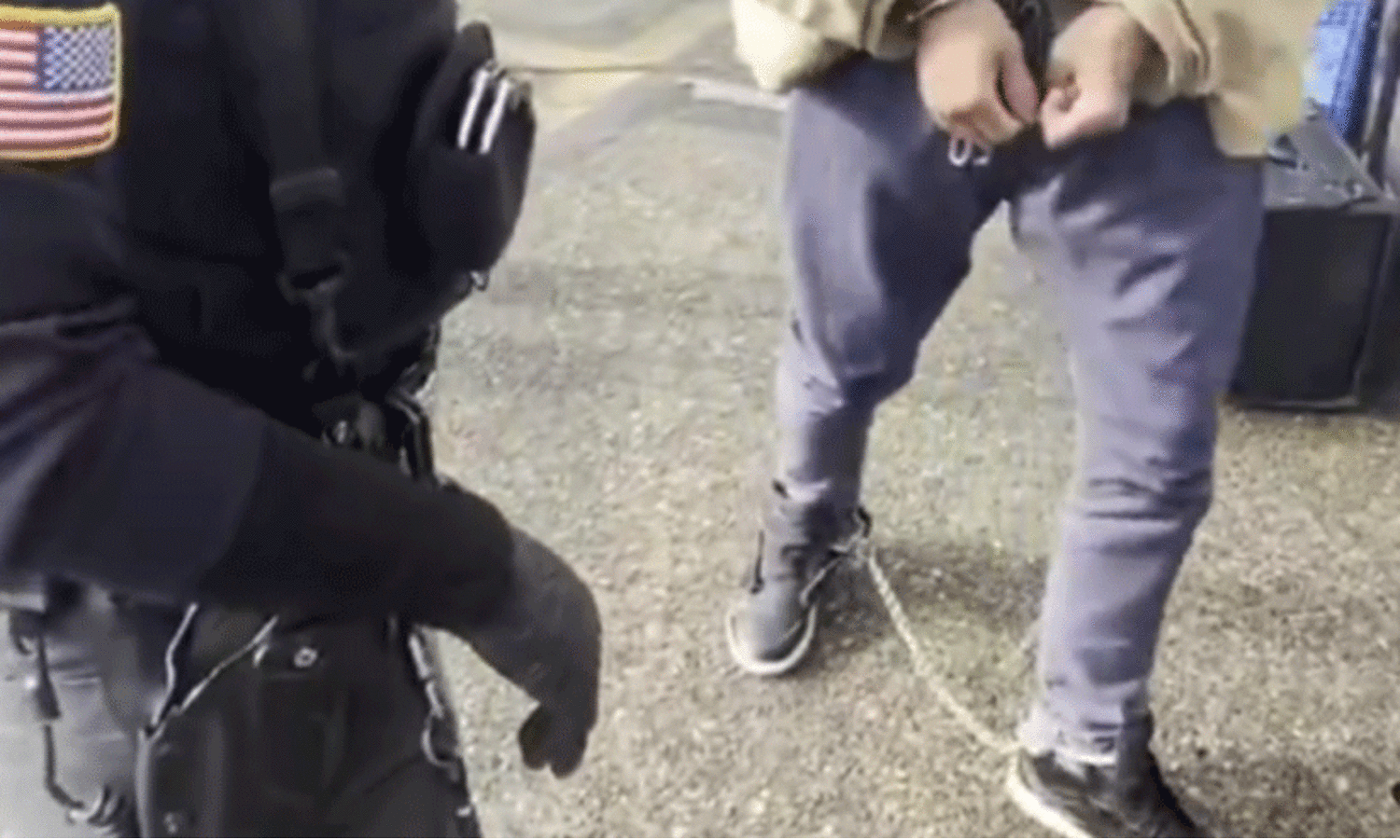 അനധികൃത കുടിയേറ്റക്കാരെ ചങ്ങലയണിയിക്കുന്ന ദൃശ്യങ്ങൾ പുറത്തുവിട്ട് വൈറ്റ്ഹൗസ്; ഹ.ഹ. വൗ. എന്ന് ഇലോൺ മസ്‌ക്