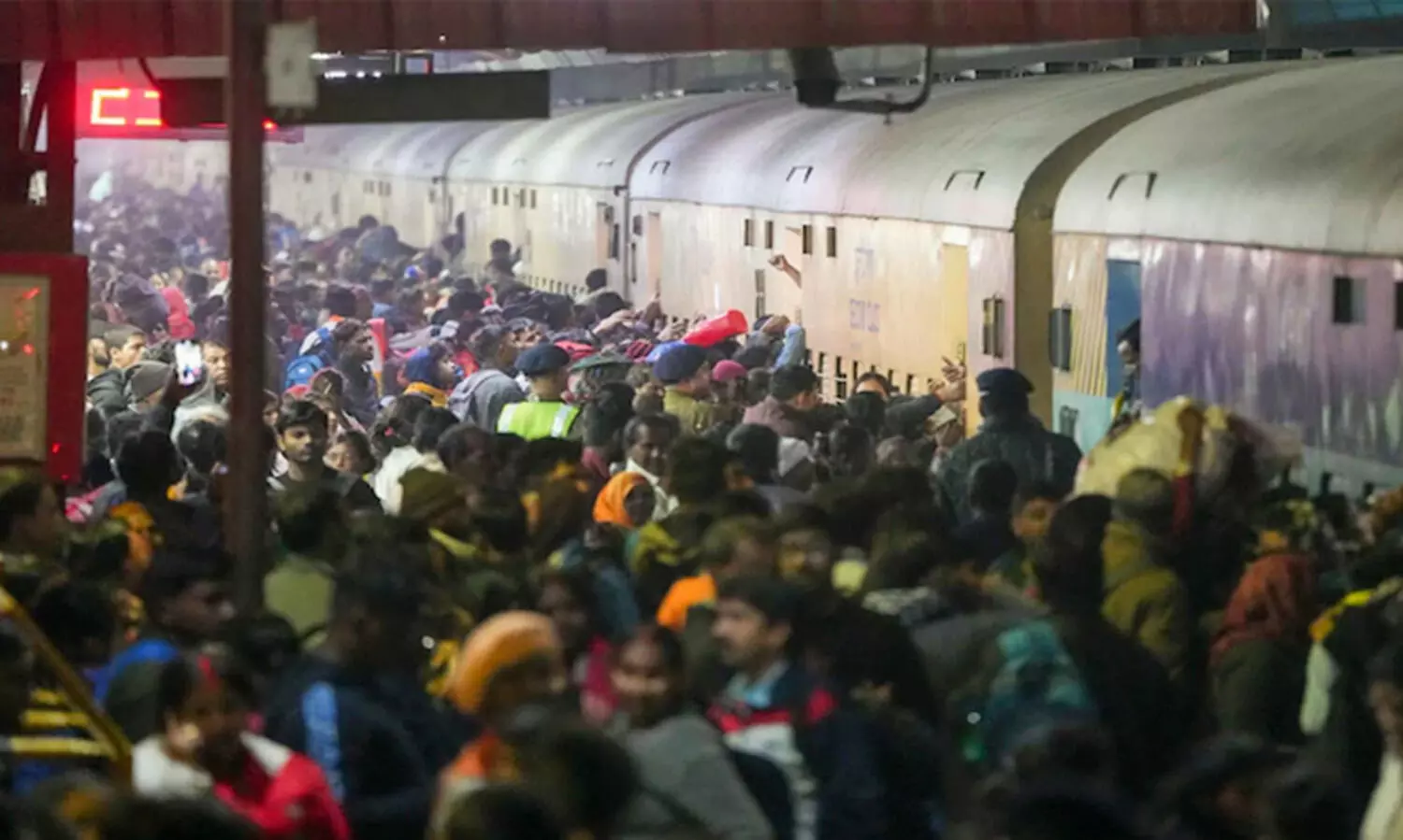 എന്തിനാണ് ഇത്രയധികം ടിക്കറ്റുകൾ വിൽക്കുന്നത്; റെയിൽവേയോട് ഹൈകോടതി