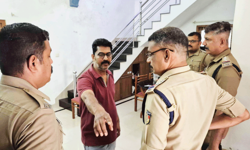 വീട്ടമ്മയുടെ മരണം: ഭര്ത്താവുമായി തെളിവെടുപ്പ് നടത്തി വീട്ടമ്മയുടെ മരണം: ഭര്ത്താവുമായി തെളിവെടുപ്പ് നടത്തി