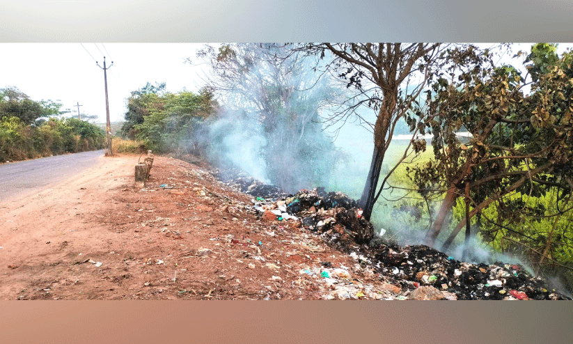 എൻ.എ.ഡി റോഡിൽ തീയിട്ട മാലിന്യത്തിൽനിന്ന്​ വിഷപ്പുക