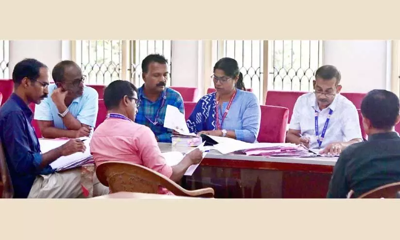 മാ​ലി​ന്യ​നീ​ക്ക​ത്തി​ലെ ക്ര​മ​ക്കേ​ട് ; ക​ണ്ണൂ​ർ കോ​ർ​പ​റേ​ഷ​ൻ ഓ​ഫി​സി​ൽ വി​ജി​ല​ൻ​സ് പ​രി​ശോ​ധ​ന