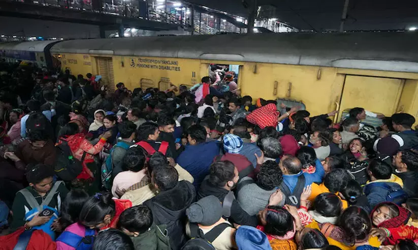 ഒരു കോച്ചിൽ ഉൾക്കൊള്ളാവുന്നതിലും അധികം ആളുകൾക്ക് ടിക്കറ്റ് നൽകിയത് എന്തിന്; റെയിൽവേയെ വിമർശിച്ച് ഡൽഹി ഹൈകോടതി