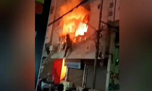 വീടിന് തീപിടിച്ചു; രക്ഷപ്പെടാൻ രണ്ടാം നിലയിൽ നിന്ന് ചാടിയവർക്ക് ഗുരുതര പരിക്ക്