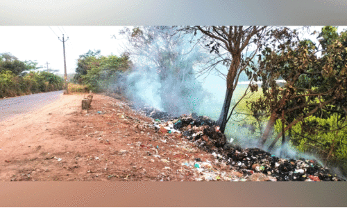എൻ.എ.ഡി റോഡിൽ തീയിട്ട മാലിന്യത്തിൽനിന്ന്​ വിഷപ്പുക