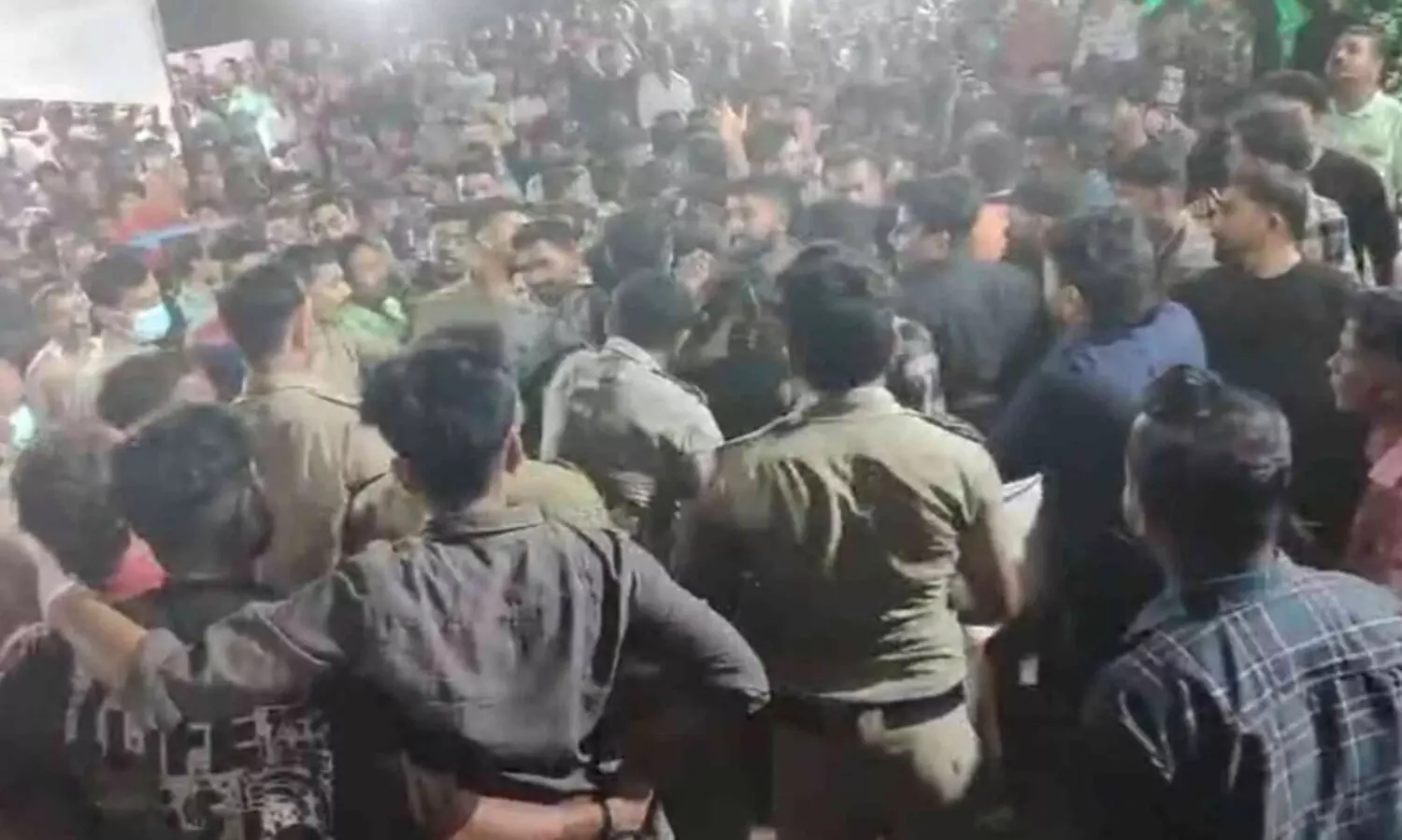 പൊലീസ് കാവിൽ കയറി കളിക്കേണ്ട, കാര്യങ്ങൾ നോക്കാൻ ഞങ്ങളുണ്ട്; തലശ്ശേരി മണോളിക്കാവിൽ പൊലീസിനെ ആക്രമിച്ച സി.പി.എം പ്രവർത്തകർക്കെതിരെ കേസ്