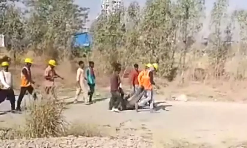 തൊ​ഴി​ലാ​ളി​യു​ടെ മൃ​ത​ദേ​ഹം പാ​ത​യി​ലൂ​ടെ വ​ലി​ച്ചി​ഴ​ച്ചു; പ്ര​തി​ഷേ​ധം