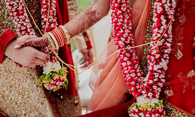 മിശ്രവിവാഹിതയായ യുവതിയുടെ മാതാവിന് ഊരുവിലക്ക് മിശ്രവിവാഹിതയായ യുവതിയുടെ മാതാവിന് ഊരുവിലക്ക്