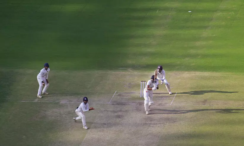 രഞ്ജി ട്രോഫി: ലീഡിലേക്ക് 28 റൺസ് അകലെ ഗുജറാത്ത്; കേരളത്തിന്റെ പ്രതീക്ഷ മങ്ങുന്നു രഞ്ജി ട്രോഫി: ലീഡിലേക്ക് 28 റൺസ് അകലെ ഗുജറാത്ത്; കേരളത്തിന്റെ പ്രതീക്ഷ മങ്ങുന്നു