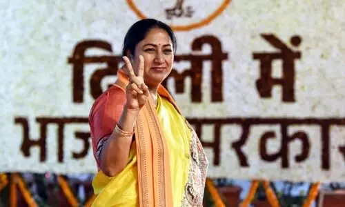 എ.ബി.വി.പിയിലൂടെ രാഷ്ട്രീയത്തിലേക്ക്, ഡി.യു വിദ്യാർഥി യൂനിയൻ ചെയർപേഴ്സൺ; പർവേശ് വർമയെ വെട്ടി ഡൽഹി മുഖ്യമന്ത്രിയായി രേഖ ഗുപ്ത