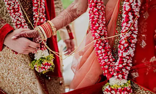 മി​ശ്ര​വി​വാ​ഹി​ത​യാ​യ യു​വ​തി​യു​ടെ മാ​താ​വി​ന്  ഊ​രു​വി​ല​ക്ക്