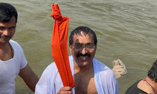 കുംഭമേളയിൽ സന്യാസിമാരോടൊപ്പം സ്നാനം ചെയ്ത് ഐ.എസ്.ആർ.ഒ മുൻ ചെയർമാൻ; ‘ജീവിതത്തിന്റെ അമൃത് കണ്ടെത്താനുള്ള മനുഷ്യരാശിയുടെ അന്വേഷണം’