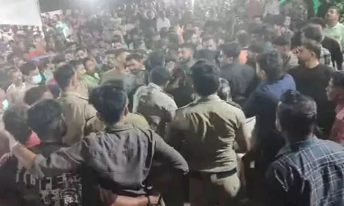 പൊലീസ് കാവിൽ കയറി കളിക്കേണ്ട, കാര്യങ്ങൾ നോക്കാൻ ഞങ്ങളുണ്ട്; തലശ്ശേരി മണോളിക്കാവിൽ പൊലീസിനെ ആക്രമിച്ച സി.പി.എം പ്രവർത്തകർക്കെതിരെ കേസ്