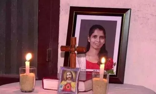 ‘ജോലിയും ആനുകൂല്യങ്ങളും വേണ്ടെന്ന് മകളോട് എഴുതി വാങ്ങി’; അധ്യാപികയുടെ ആത്മഹത്യയിൽ പിതാവ്