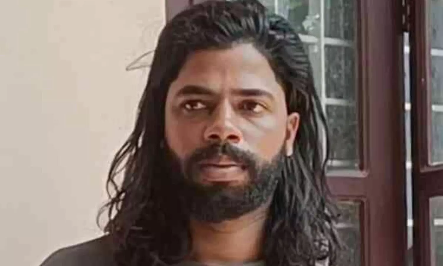 വീട്ടിലെ ചെടിചട്ടിയിൽ നട്ടുവളർത്തിയ ആറു കഞ്ചാവ് ചെടികളുമായി യുവാവ് പിടിയിൽ